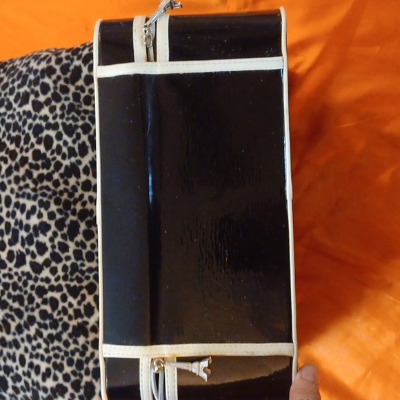 VINTAGE LANCOM VINYL BLACK/WHITE TRIM RED SILKY INSIDE TOWER ZIP PULLS BOX - Picture 10 of 16